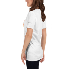 Afbeelding in Gallery-weergave laden, Vanessa Chinitor - Unisex T-shirt met korte mouw