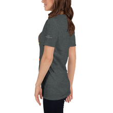 Afbeelding in Gallery-weergave laden, Vanessa Chinitor - Unisex T-shirt met korte mouw